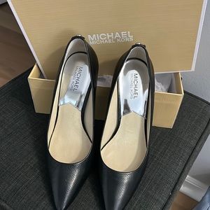 New in box Michael Kors MK mid flex pump Black Leath heel